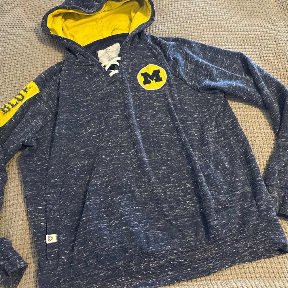 Colosseum U of Michigan Navy and Yellow Lace-Up Hoodie L women’s
